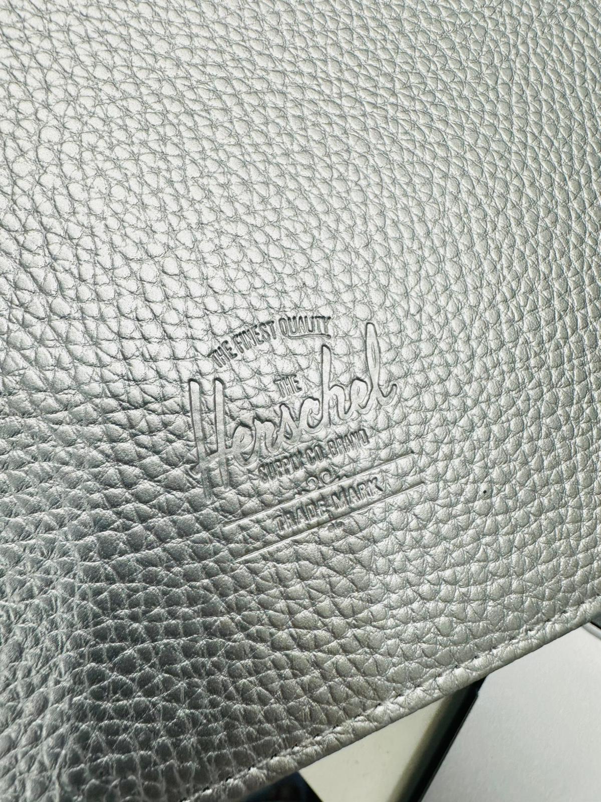Herschel Edessa Pouch Vegan Leather Silver Mettalic