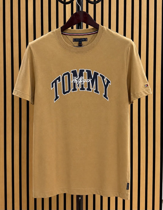 TH Men Arthur Tee Regular Fit in Classic Khaki Small