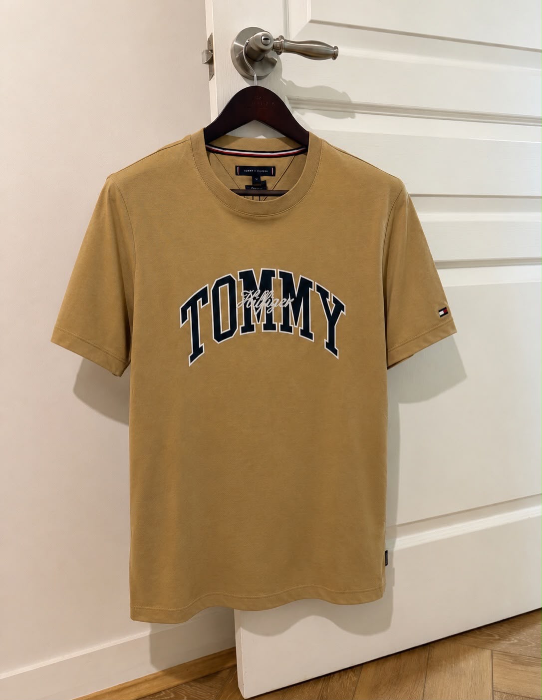 TH Men Arthur Tee Regular Fit in Classic Khaki Small