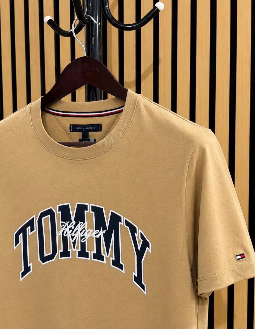 TH Men Arthur Tee Regular Fit in Classic Khaki Small