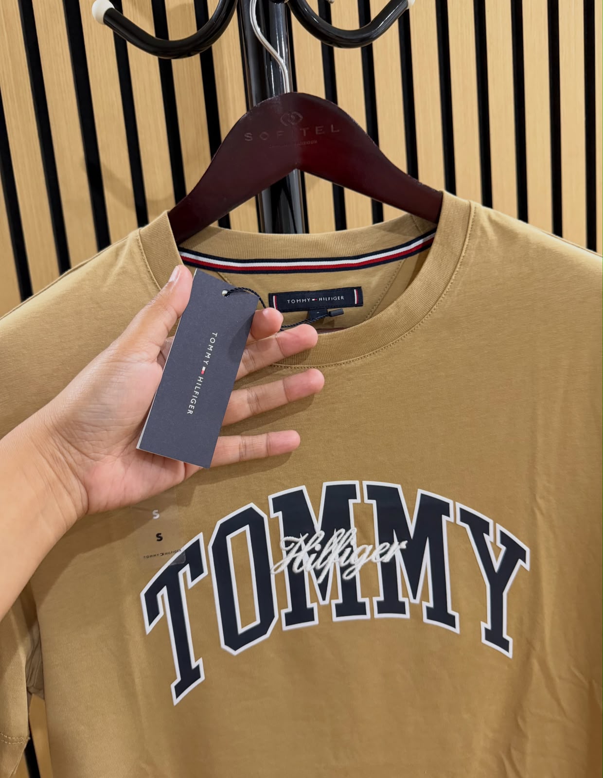 TH Men Arthur Tee Regular Fit in Classic Khaki Small