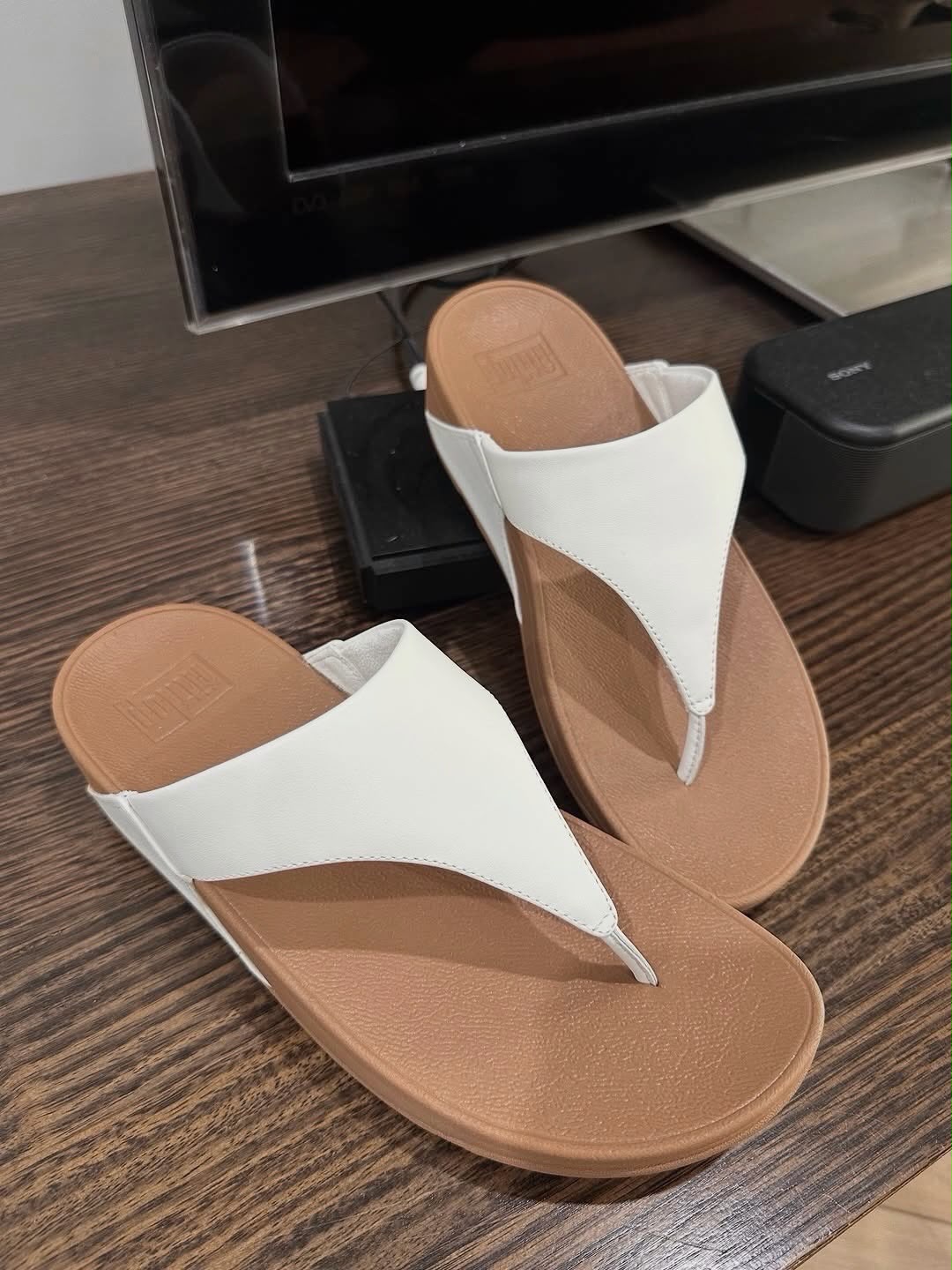 FitFlop Lulu Leather Toe Post Sandals White US8