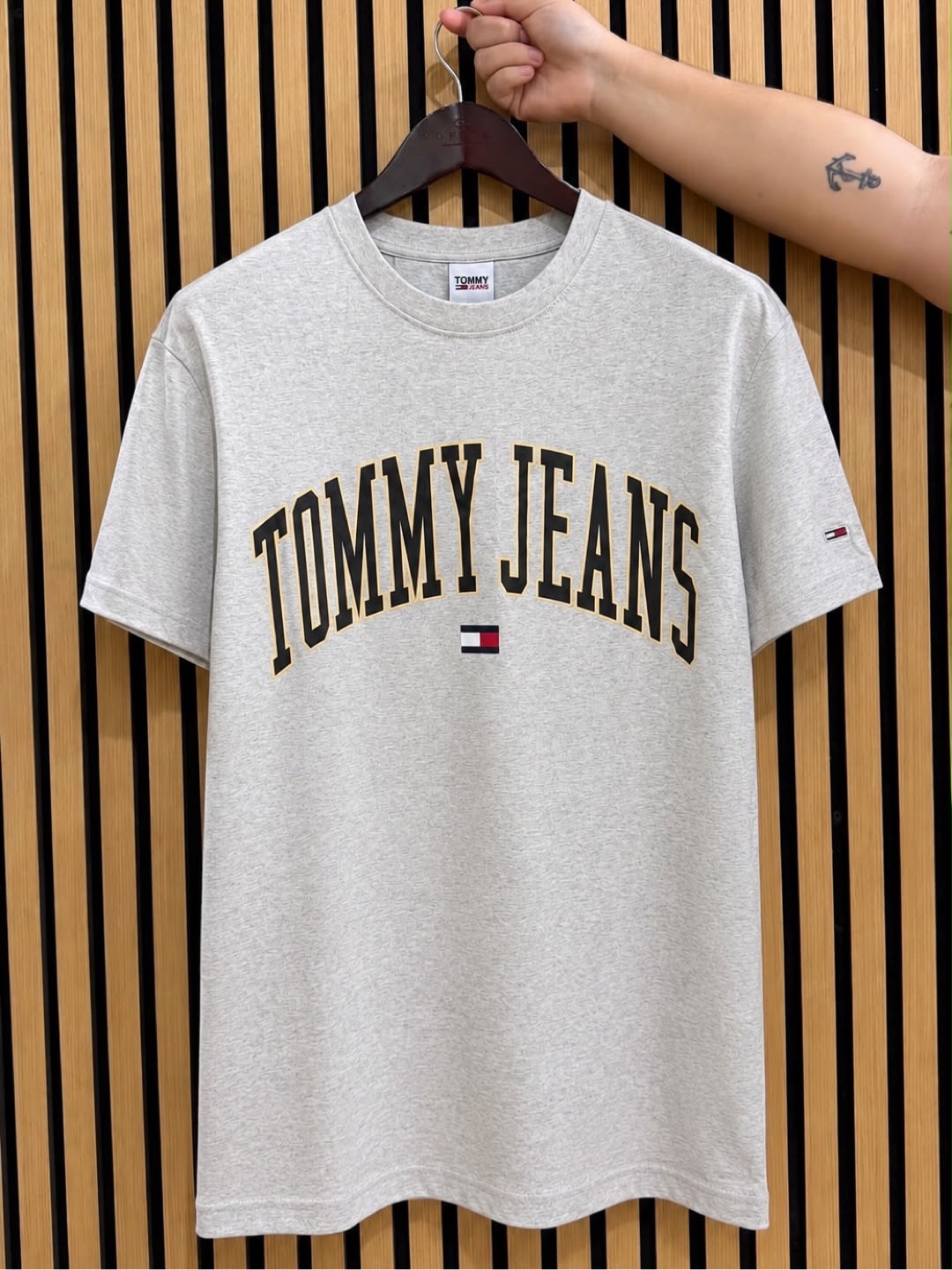 TH Men Arch Tee Classic Fit in Silver Grey Heather Large