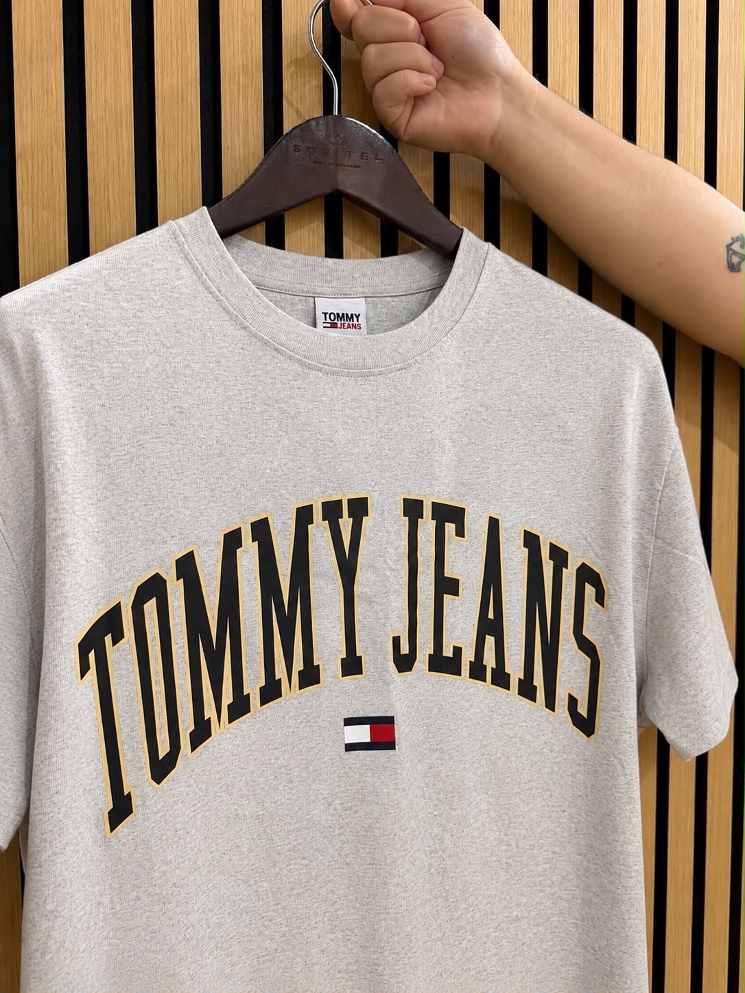 TH Men Arch Tee Classic Fit in Silver Grey Heather Large