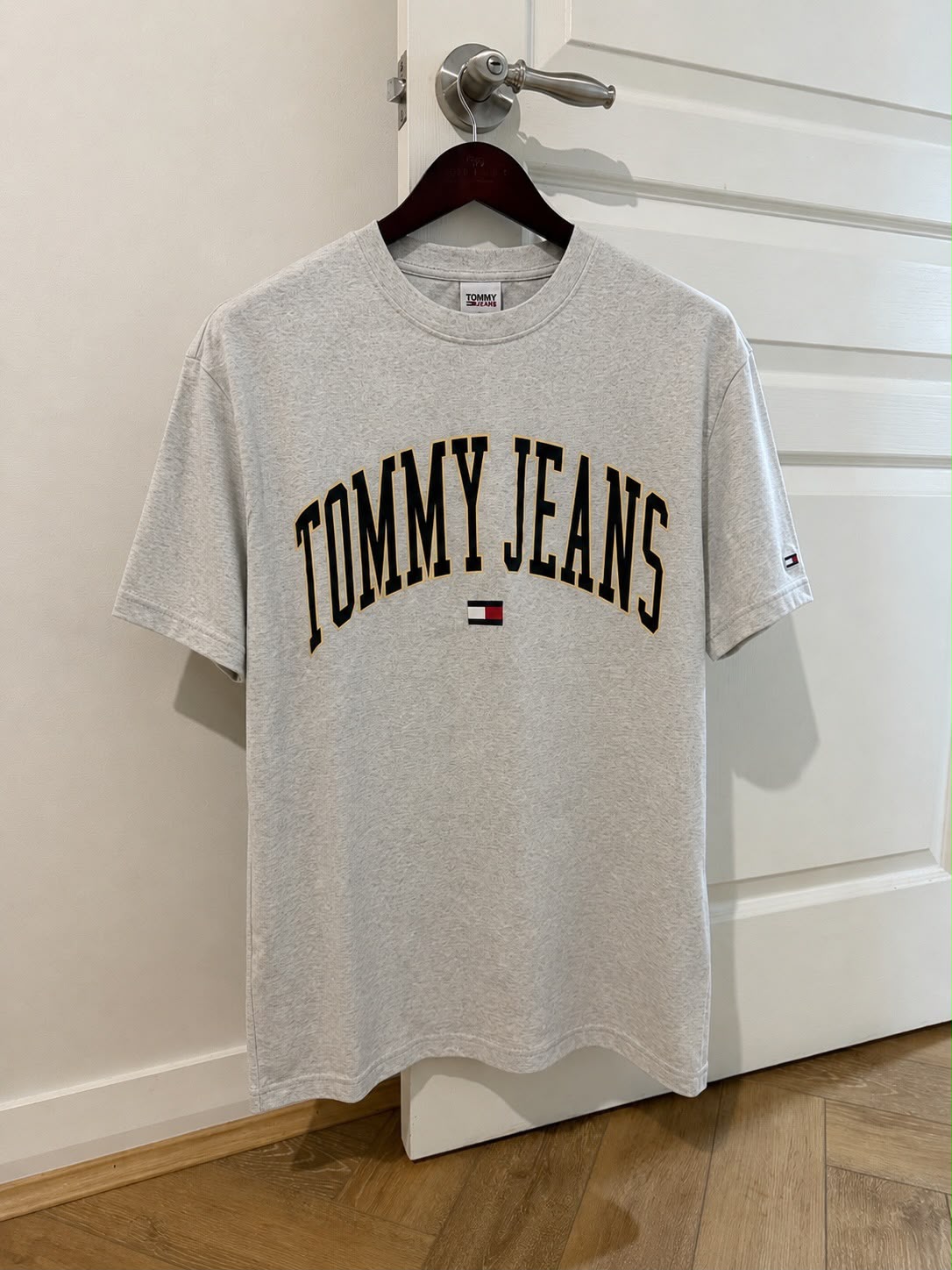 TH Men Arch Tee Classic Fit in Silver Grey Heather Large