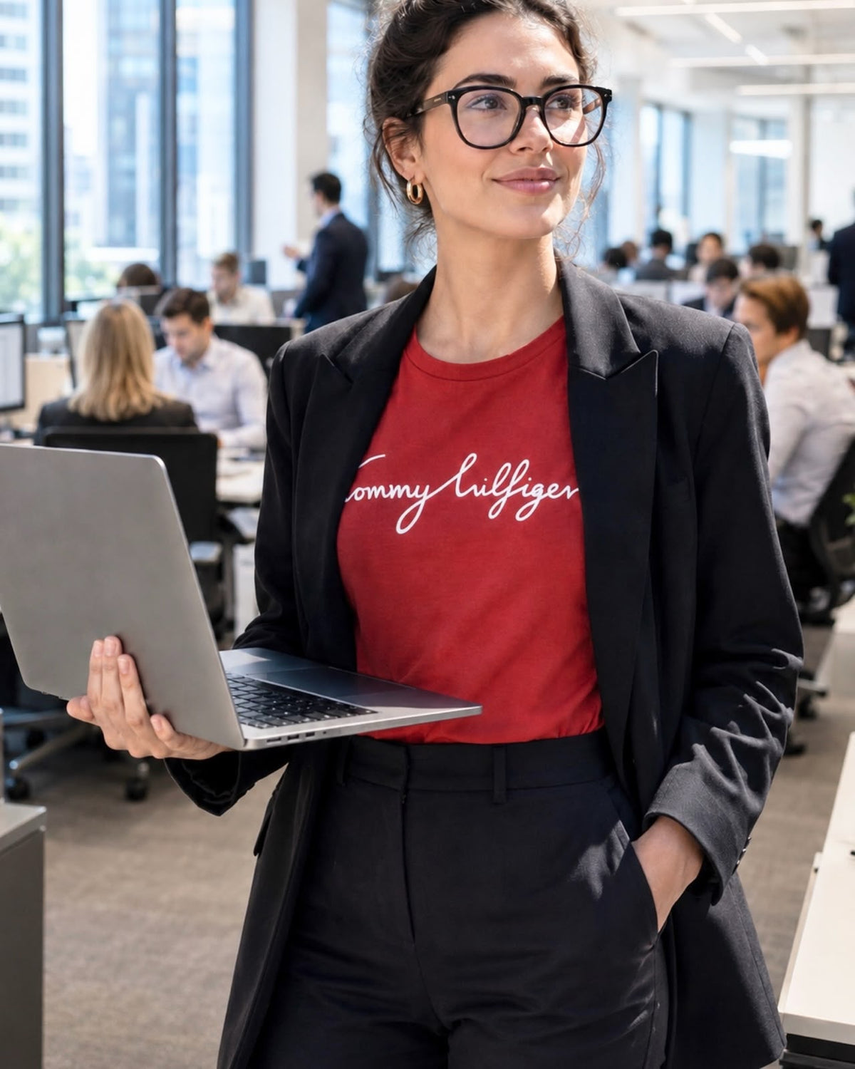 TH Women Reg Fit CNeck Signature Tee in Terra Red