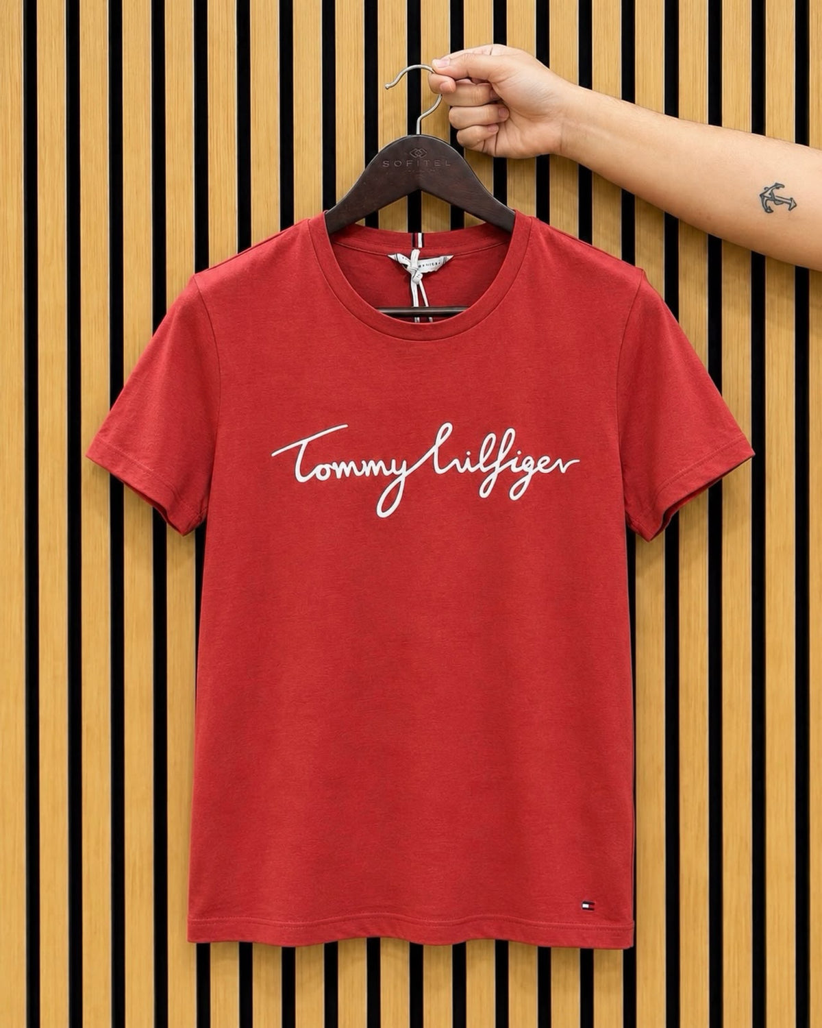 TH Women Reg Fit CNeck Signature Tee in Terra Red