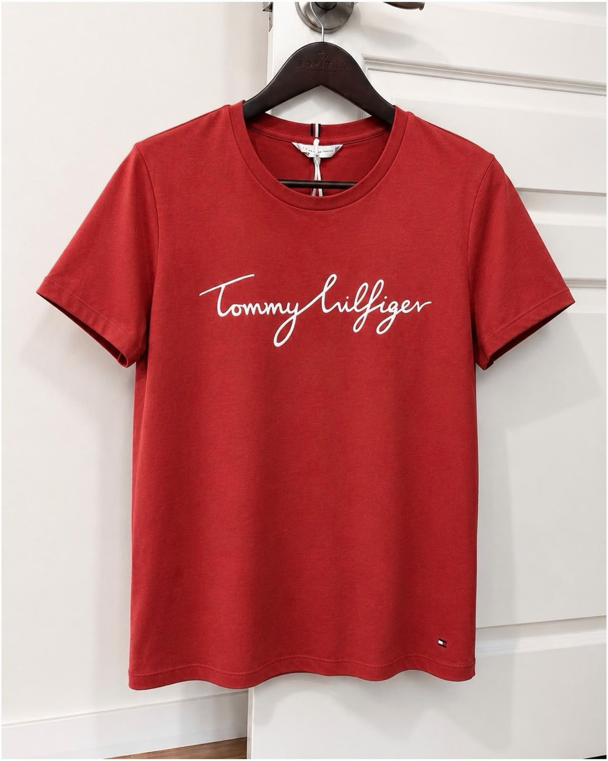 TH Women Reg Fit CNeck Signature Tee in Terra Red