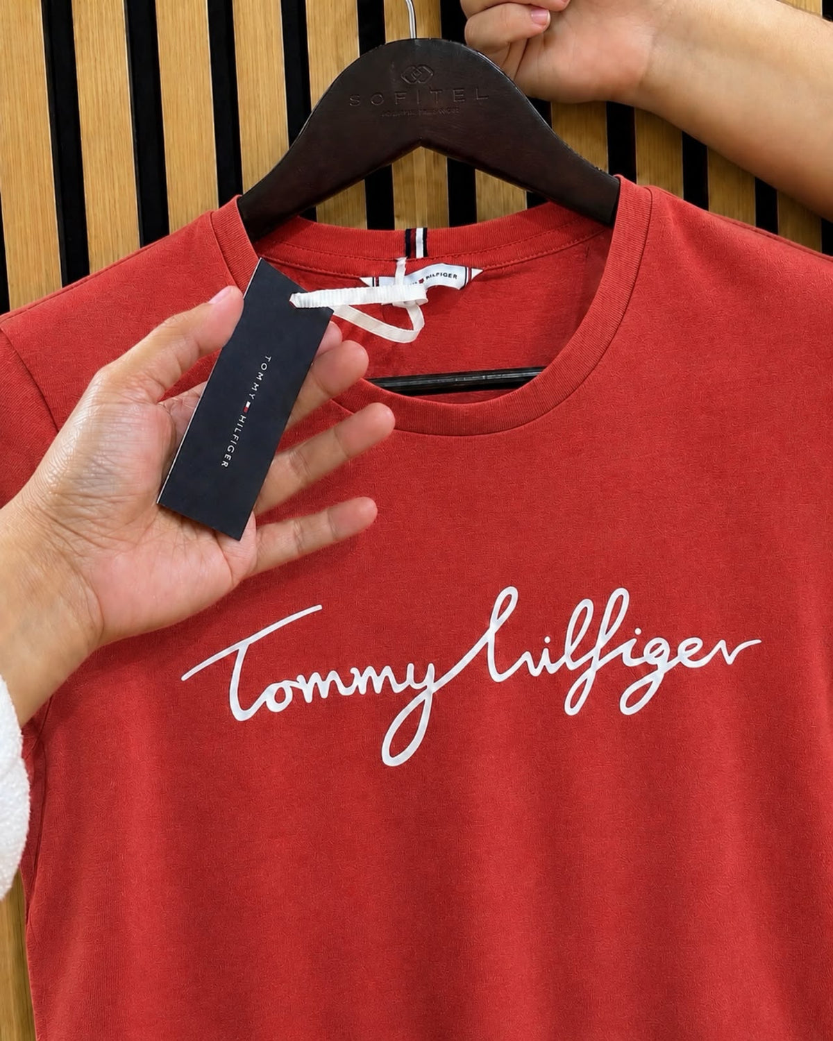 TH Women Reg Fit CNeck Signature Tee in Terra Red