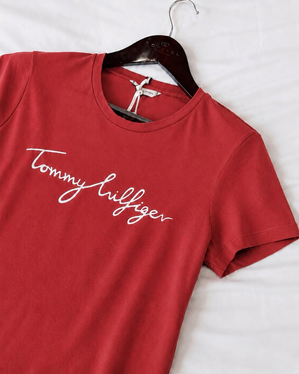 TH Women Reg Fit CNeck Signature Tee in Terra Red
